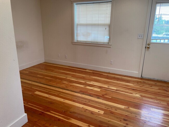 Building Photo - 325 N Jefferson St