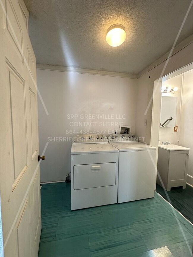 Building Photo - Move-in special!! 1/2 off first month rent...