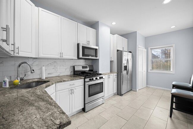 Foto del edificio - 83 Hobart Ave