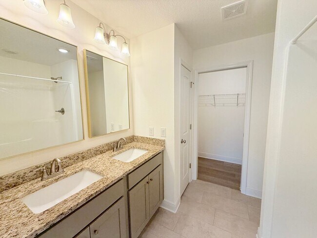 Foto del edificio - Beautiful Craftsman-Style Home - Open Layout