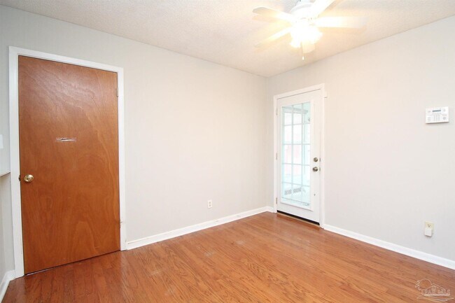 Foto del edificio - 7190 Pennington Dr