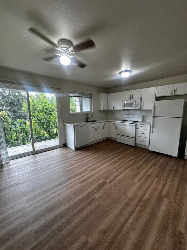 Building Photo - Spacious 3-Bedroom Apartment with Limited-...