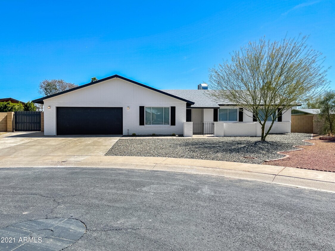 Primary Photo - 2613 W Isabella Ave