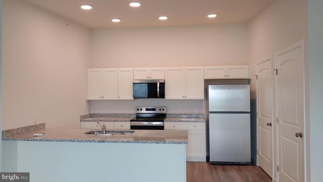 Building Photo - 1000 COLBY Ln