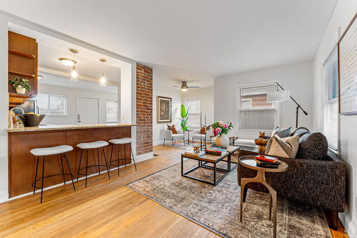 Foto principal - Beautiful Open Concept Brick Ranch blocks ...
