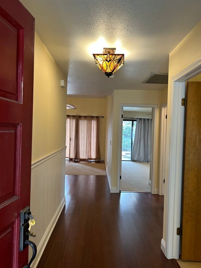 Foto del edificio - 3 bedroom 2 bathroom in central Visalia!