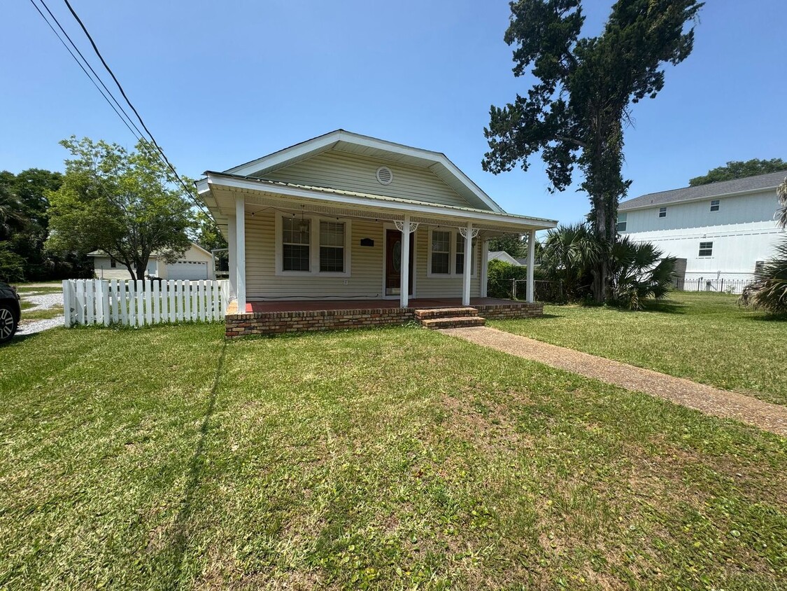 Primary Photo - Downtown - Pensacola - 3 bedroom, 2 bathroom
