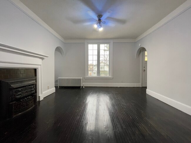 Building Photo - Spacious 3-bedroom upper-level apartment a...