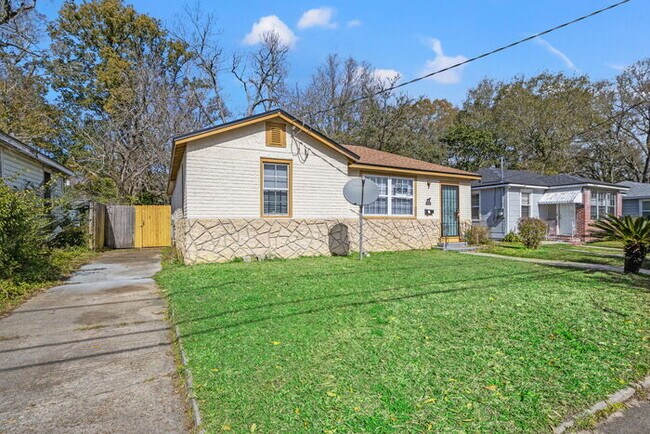 Building Photo - Newly Updated 5 bedroom Vouchers Accepted!...