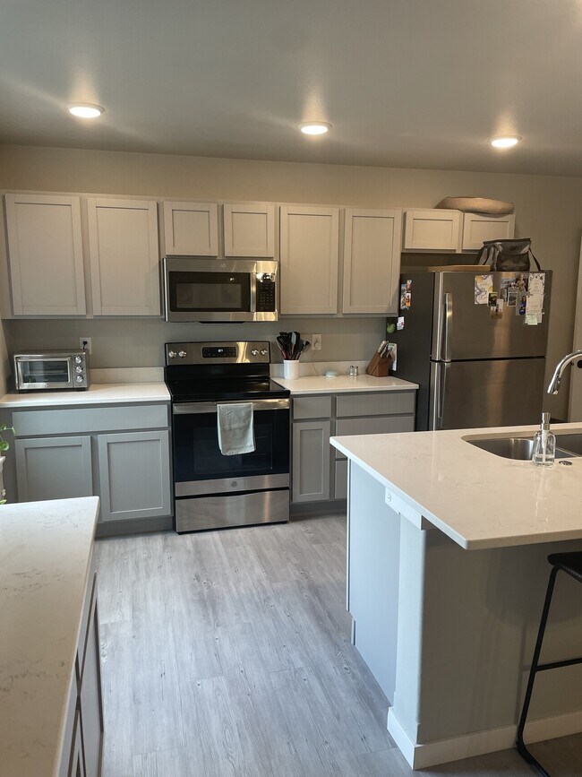 Foto del edificio - 955 Aiden St