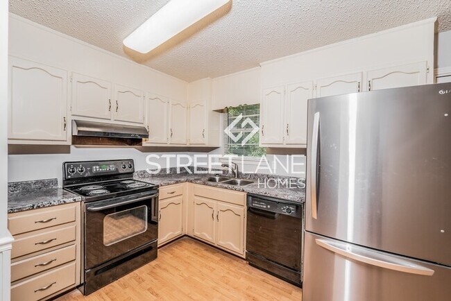Building Photo - NOW OFFERING 1-MONTH FREE OFF FIRST FULL M...