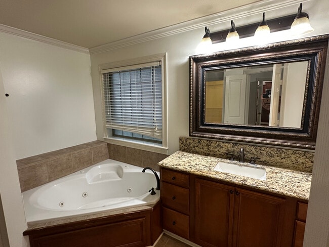 Building Photo - 1001 Southlake Cir