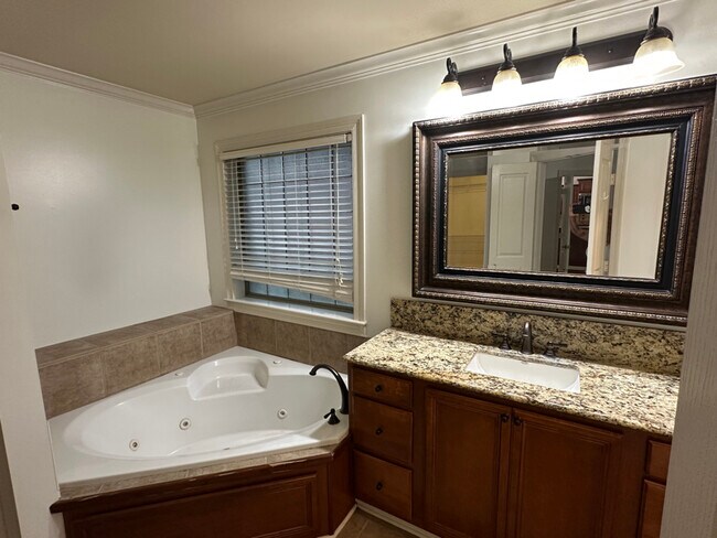 Foto del edificio - 1001 Southlake Cir