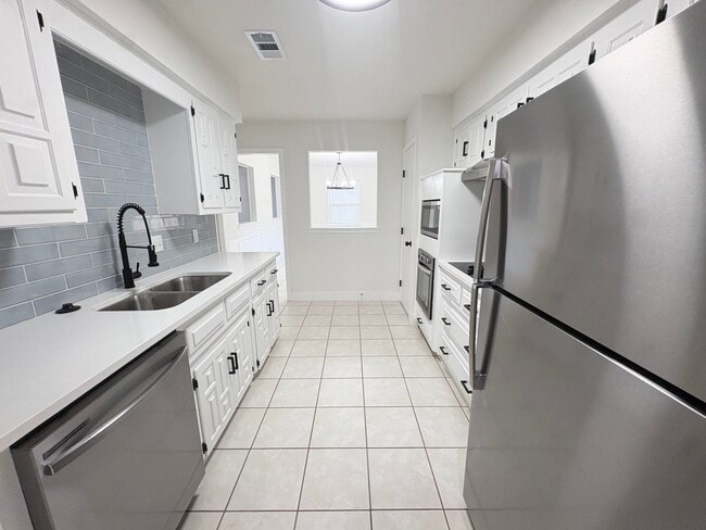 Building Photo - 3802 Roan Cir