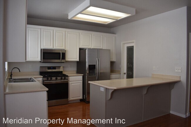 Building Photo - 3 br, 2.5 bath House - 140 W Douglas Ave