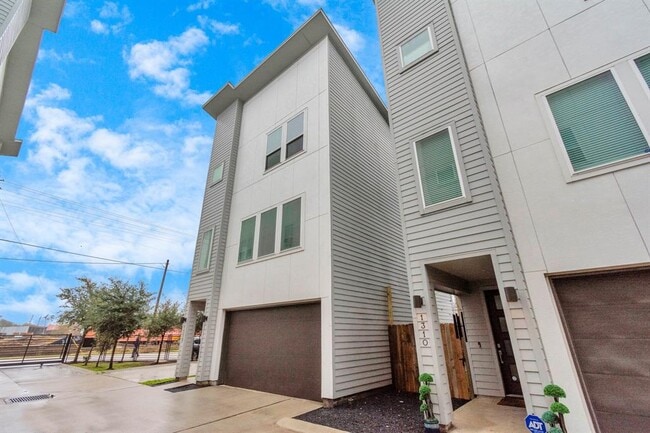 Building Photo - 1308 Hussion St