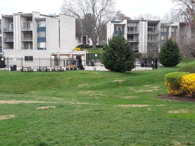 Foto del edificio - 14416 Parkvale Rd