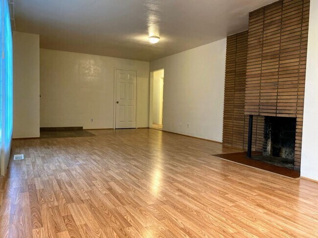 Building Photo - 3 br, 2 bath House - 622 W Pilger St