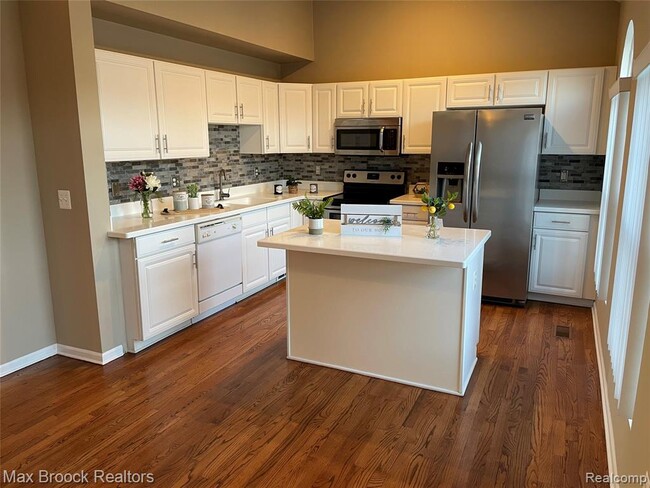 Building Photo - 924 Sandalwood Dr