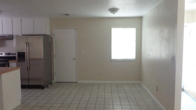 Building Photo - 3x2 House In Linda