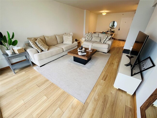 Building Photo - 1450 Brickell Bay Dr