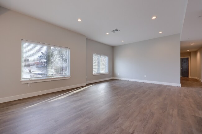 Foto del edificio - 117 W Main St