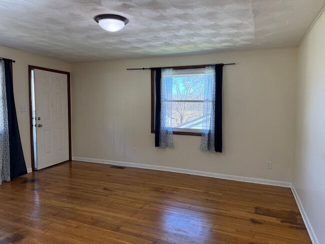 Foto del edificio - Must see 2 - bedroom, 1 -bath all brick home