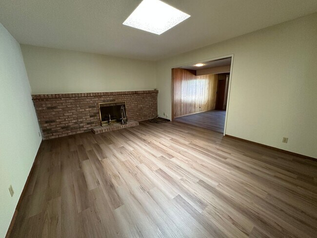 Foto del edificio - 4 Bedroom, bedrooms with hardwood floors