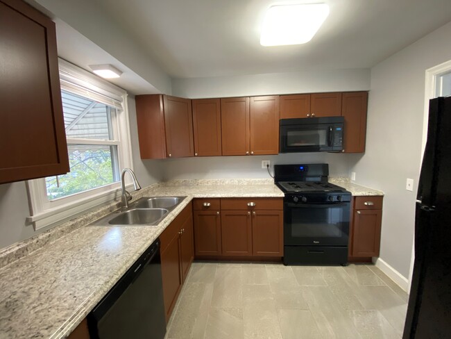 Building Photo - 3020 Glenmore Ave