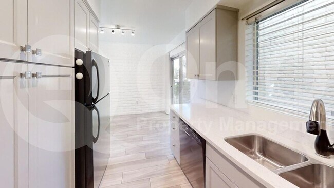 Foto del edificio - 6925 E 4th St