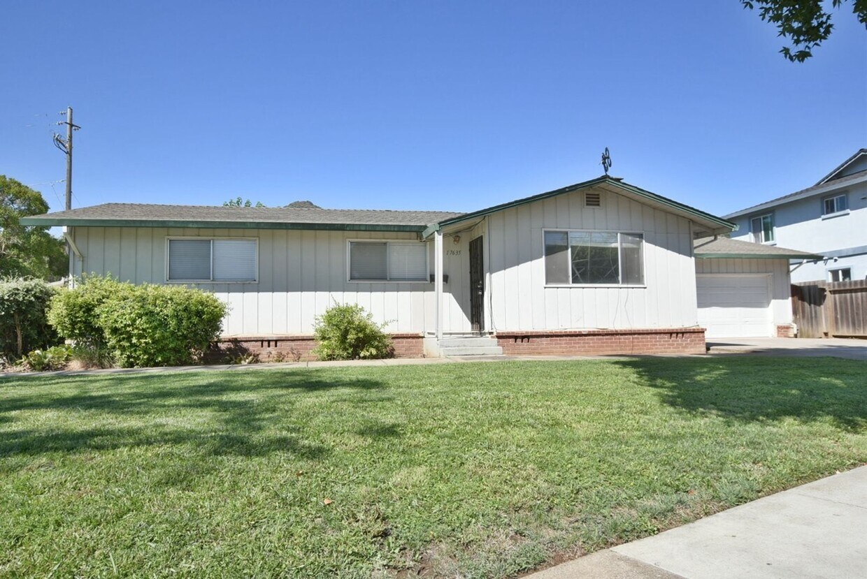 Foto principal - Spacious 4 Bedroom 2 Bath Morgan Hill Home...