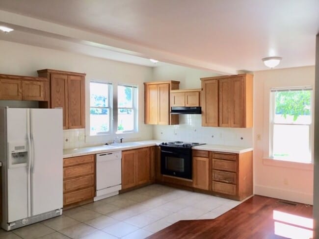 Building Photo - 4br/2.5ba House with Huge Yard and Off Str...