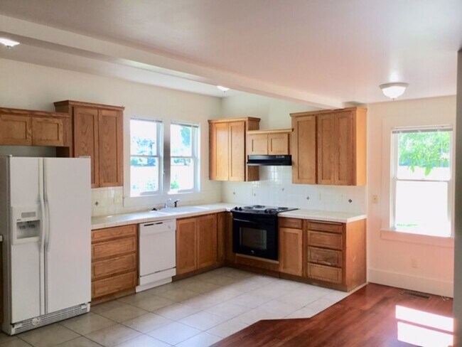 Foto del edificio - 4br/2.5ba House with Huge Yard and Off Str...