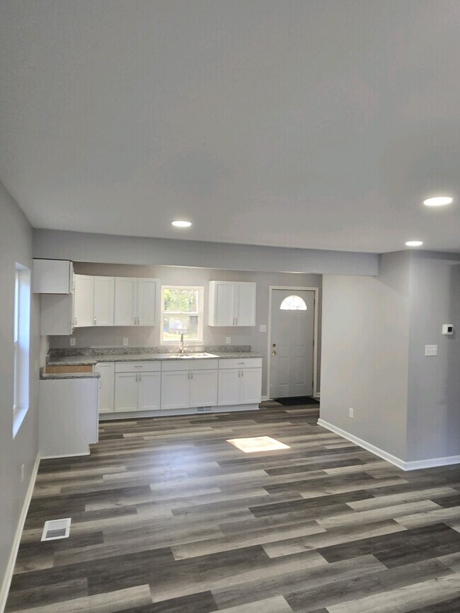Foto del edificio - Enjoy this beautifully remodeled 3-bedroom, 1-bath home