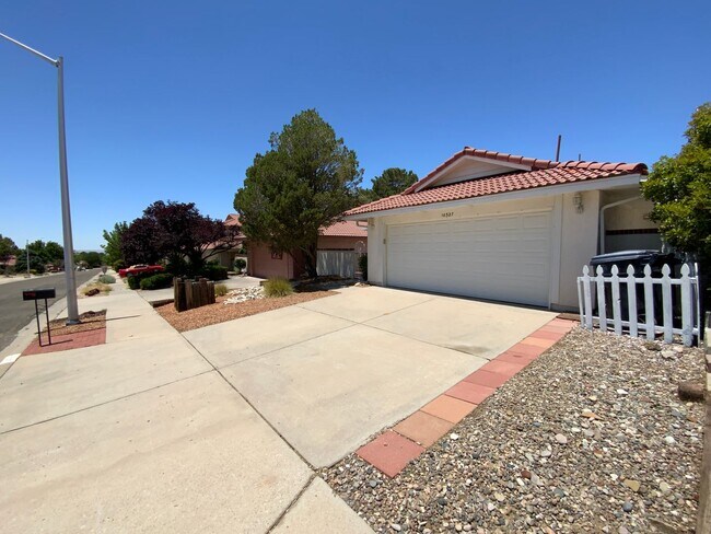 Foto del edificio - 3 Bedroom Single Story Home Available Near...
