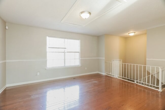 Foto del edificio - 345 St John Rd NW