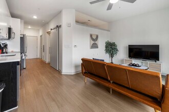 Building Photo - 633 E Main St