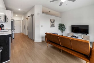 Building Photo - 633 E Main St