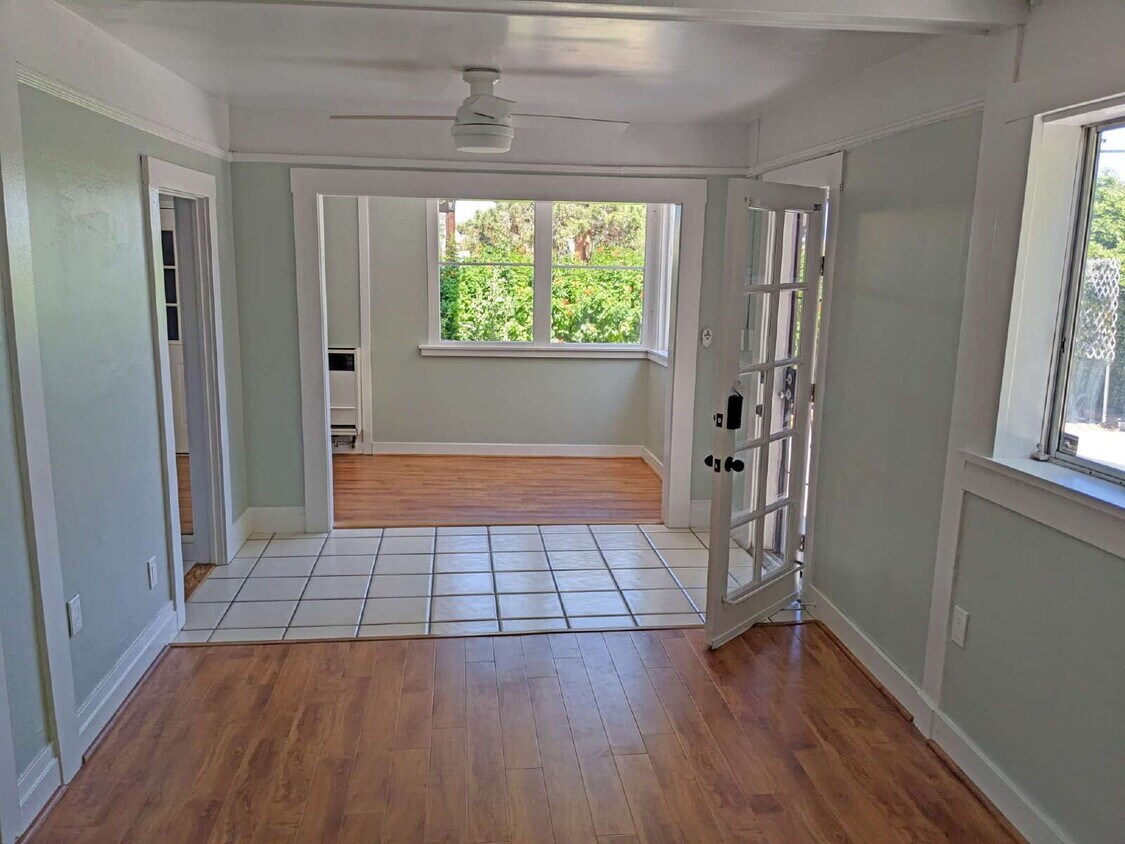 Foto principal - Refreshed 1bed/1bath + Den (761 SqFt) in U...