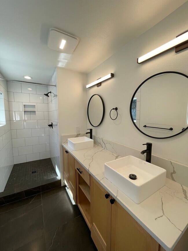 Building Photo - Lakeview 4-Bedroom Home Steps from Moore P...