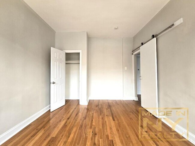 Foto del edificio - 2 bedroom in ASTORIA NY 11103