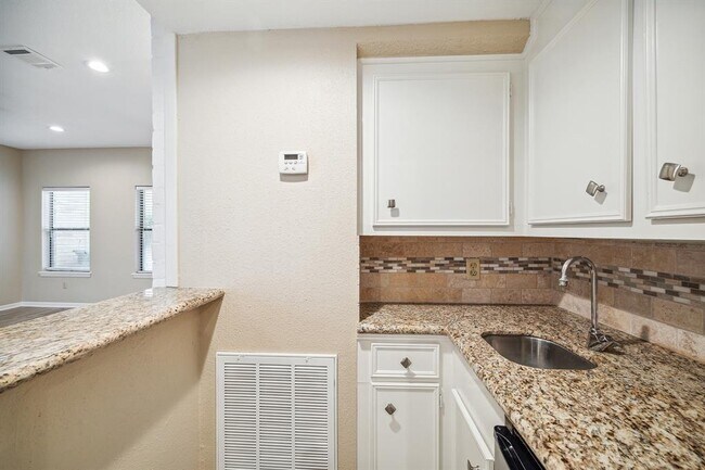 Foto del edificio - 2472 Country Club Dr