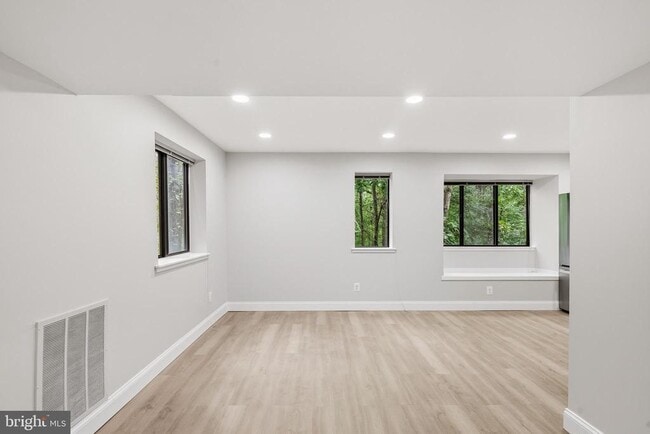 Foto del edificio - 1664 Parkcrest Cir