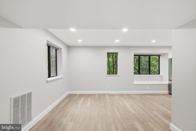 Foto del edificio - 1664 Parkcrest Cir