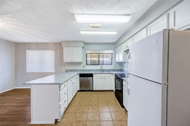 Foto del edificio - 1510 Chestnut Tree Ln