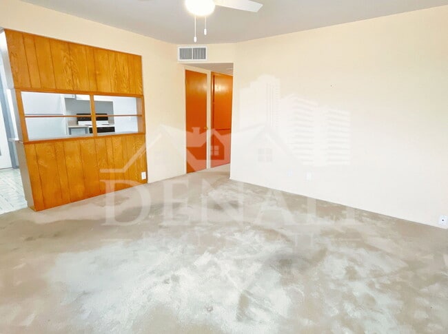 Building Photo - 1515 W Huntington Dr