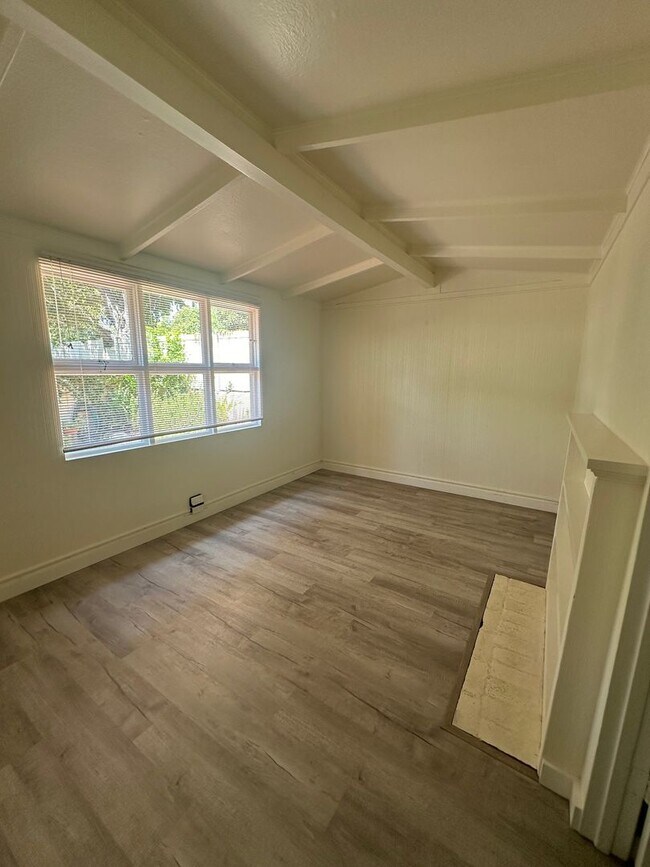 Building Photo - 2 Bedroom Charming Montecito Cottage Avail...
