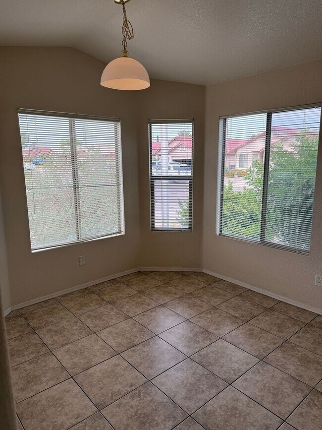 Foto del edificio - 3 bedroom 2 bath rental home with 2 car ga...