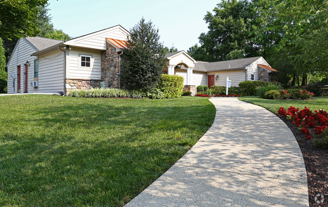 De Canterbury Village - Village of Canterbury Apartment Homes