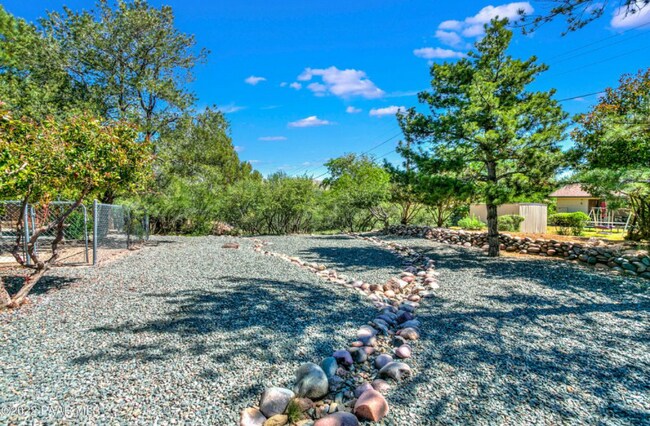 Foto del edificio - 725 Meadowlark Ln